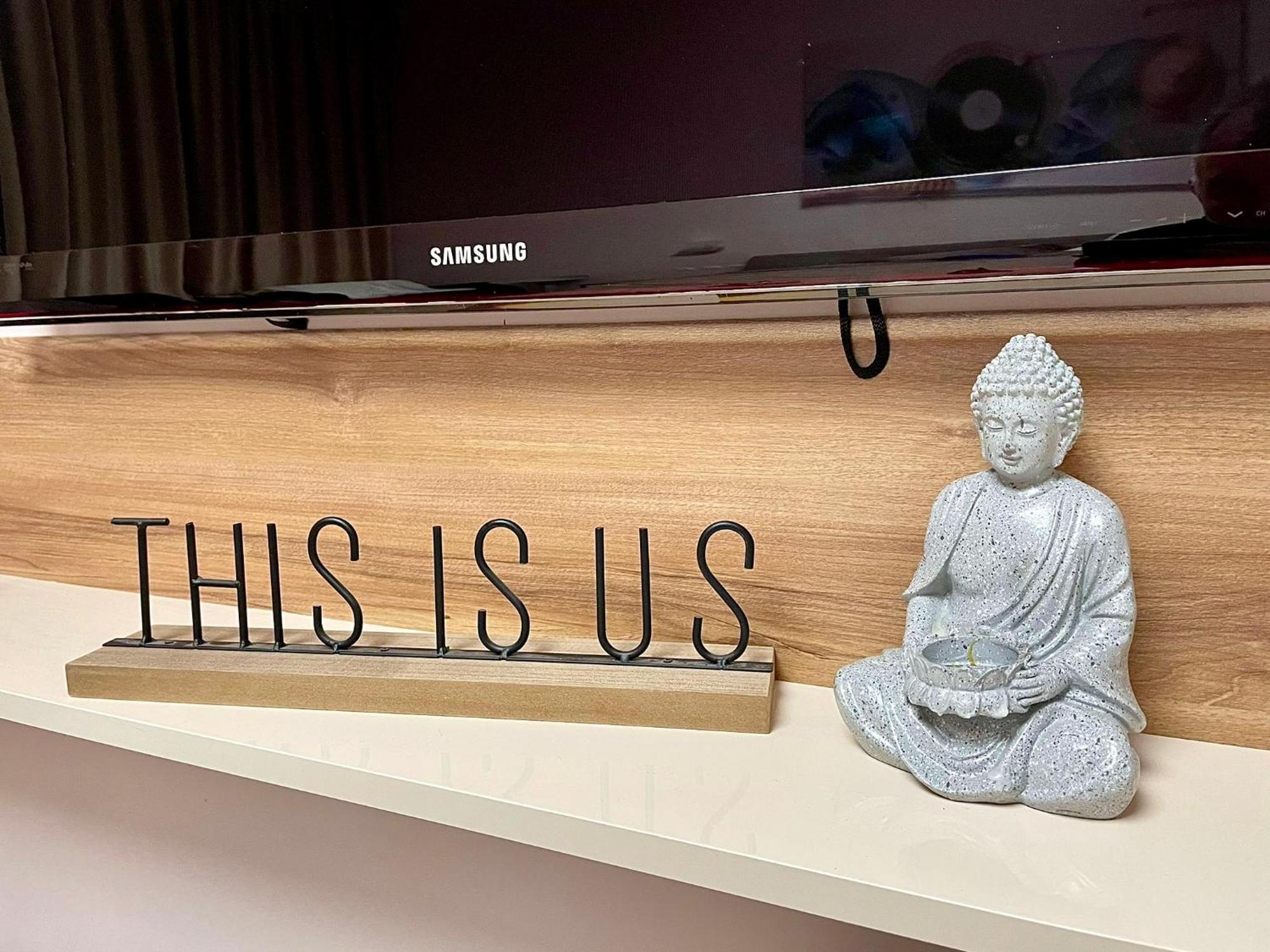 This Is Us Apartments Орадеа Екстериор снимка